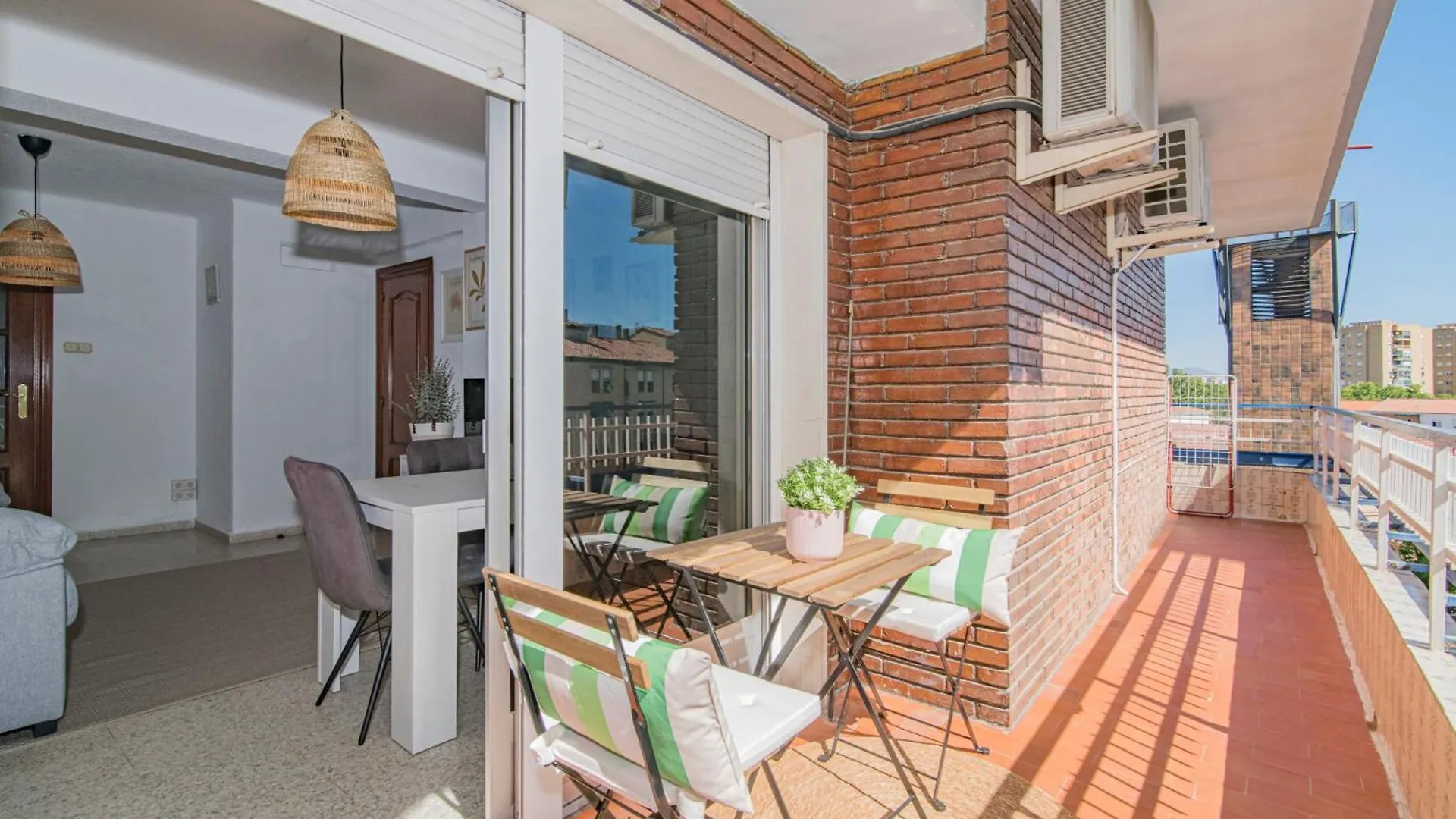 Apartment Delfin Retreat Con Terraza Junto A Parada De Metro Granada