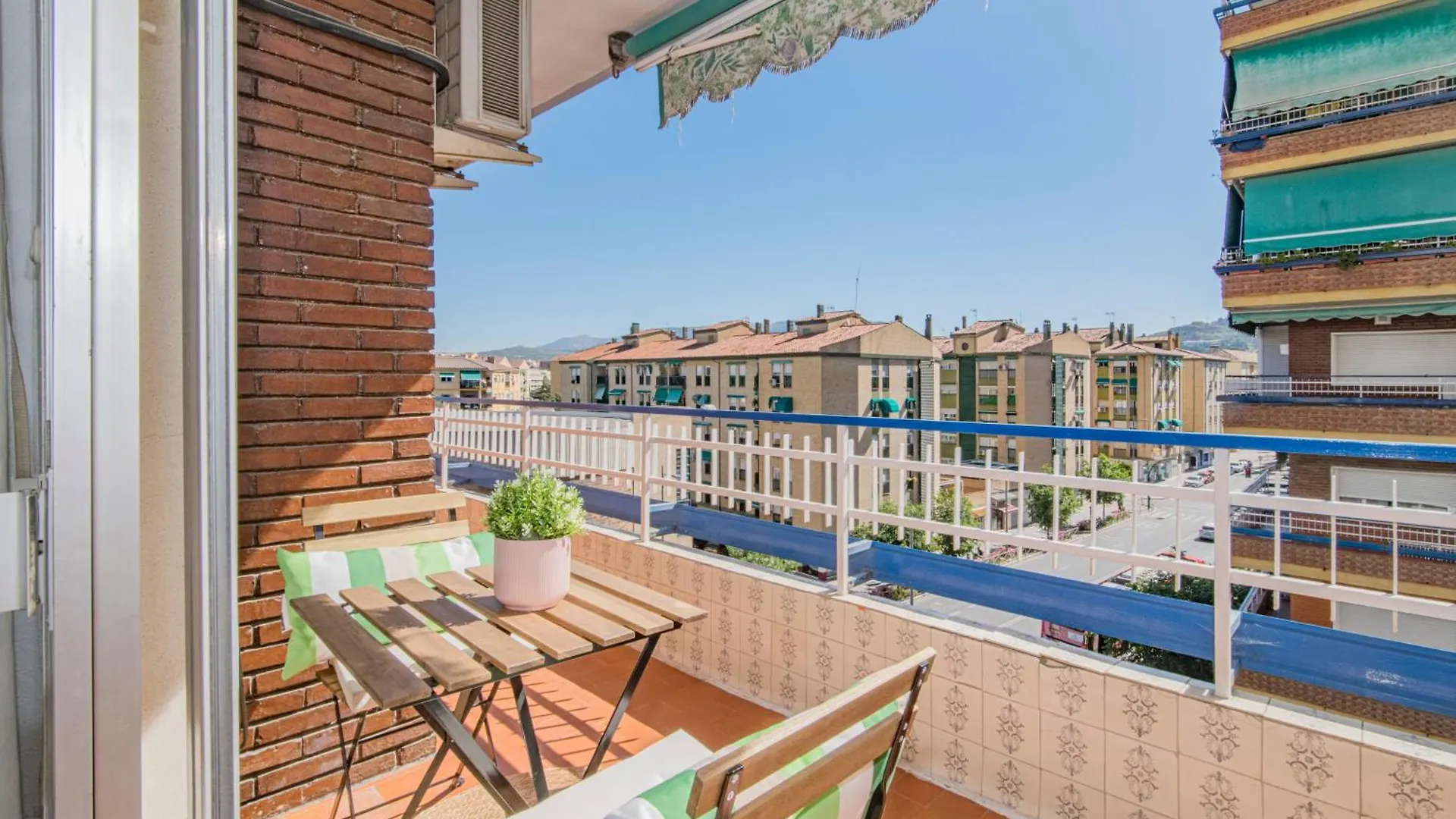 Apartment Delfin Retreat Con Terraza Junto A Parada De Metro Granada