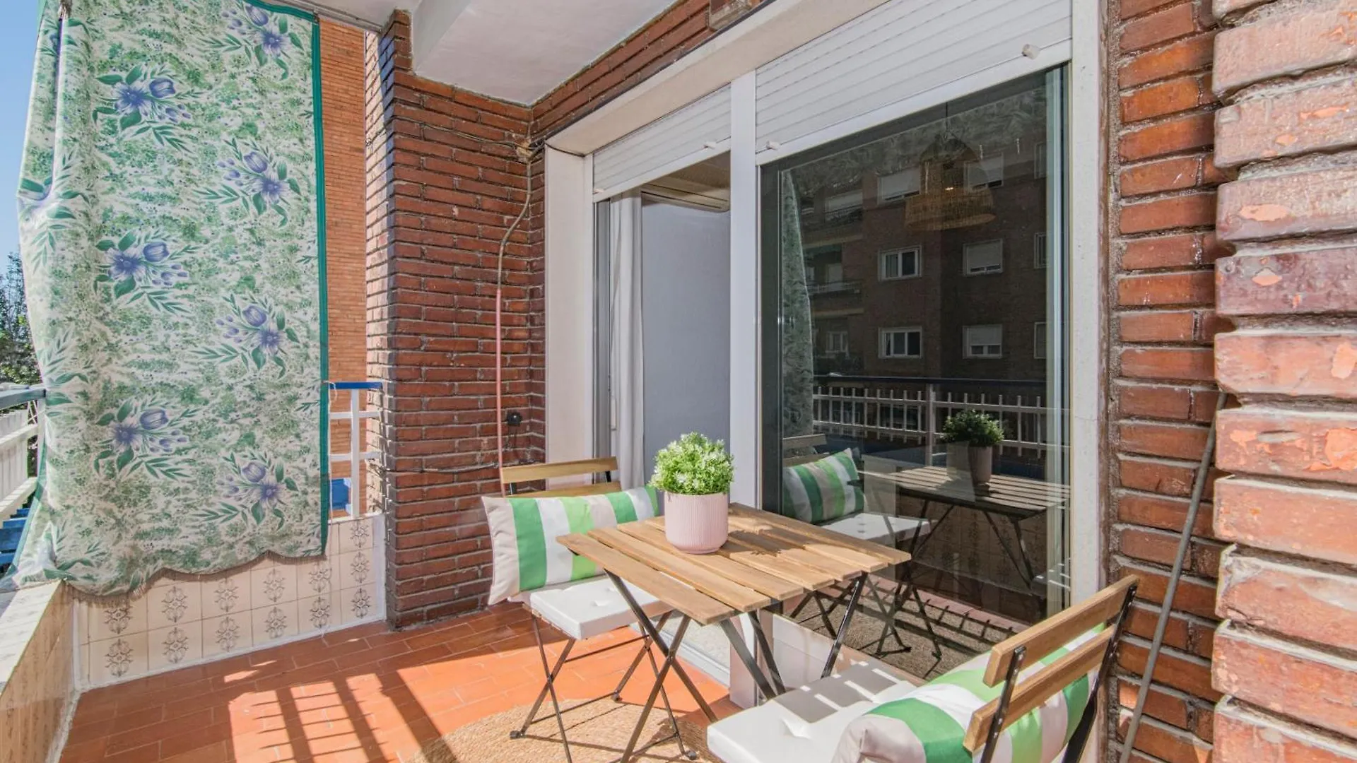 Delfin Retreat Con Terraza Junto A Parada De Metro Granada